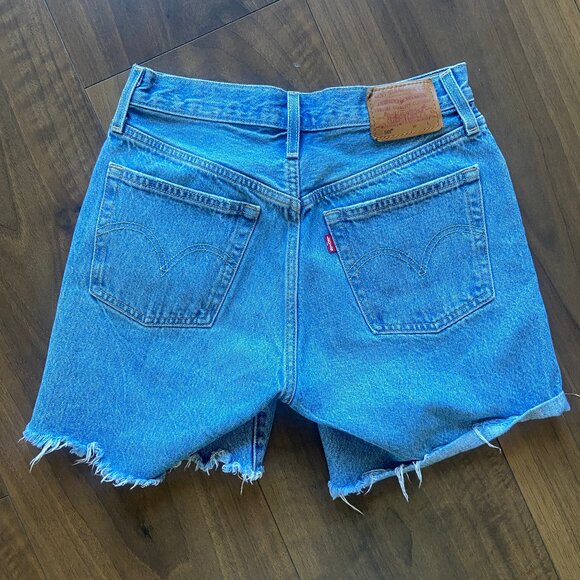 Levi's 501 Cutoff Jean Shorts - Size 26 - Picture 2 of 4